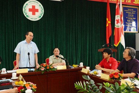 ប្រធានគណៈកម្មាធិការមជ្ឈឹមរណសិរ្សមាតុភូមិវៀតណាមបានធ្វើការជាមួយមជ្ឈឹមសមាគមកាកបាតក្រហម